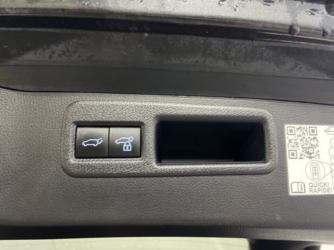 Used 2022 Toyota Venza Limited image 14