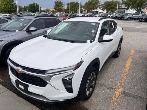 Used 2025 Chevrolet Trax LT FWD image 3