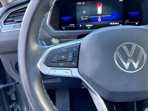 Used 2022 Volkswagen Tiguan SE w/ Panoramic Sunroof Package image 18