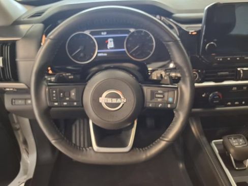 Used 2024 Nissan Pathfinder SL FWD image 8
