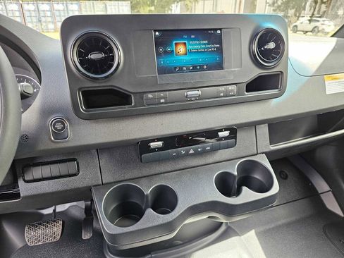 Used 2024 Mercedes-Benz Sprinter 2500 image 29