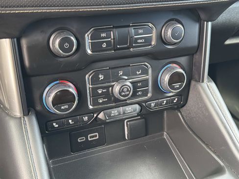 Used 2023 Chevrolet Suburban Premier image 11