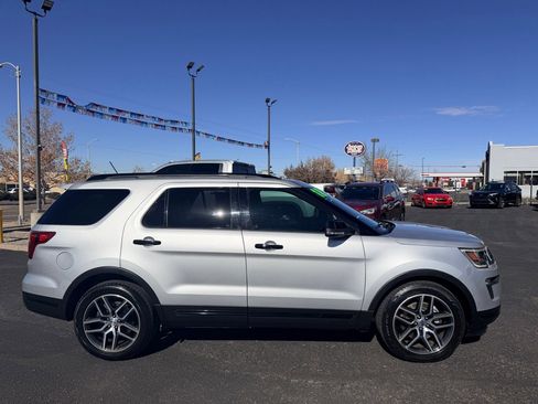 Used 2018 Ford Explorer Sport image 3