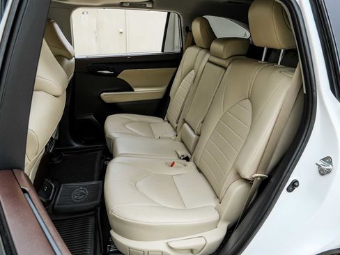 Used 2021 Toyota Highlander XLE image 39