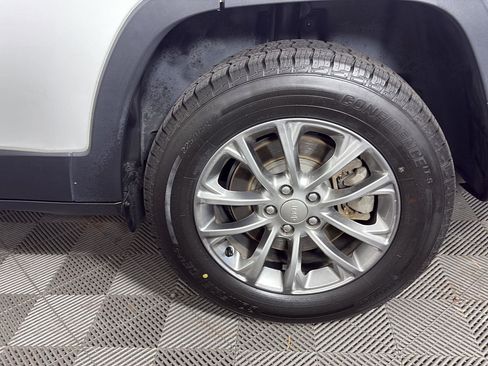 Used 2019 Jeep Cherokee Latitude Plus w/ Comfort/Convenience Group image 14