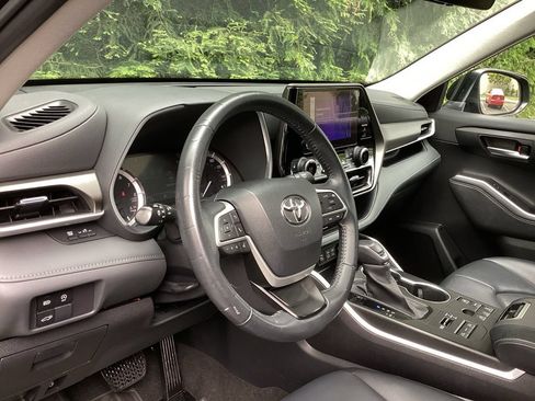 Used 2023 Toyota Highlander XLE AWD/4WD image 12