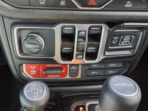 Used 2025 Jeep Gladiator Sport AWD/4WD image 12
