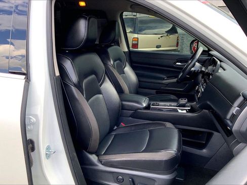 Used 2024 Nissan Pathfinder SL AWD/4WD image 7
