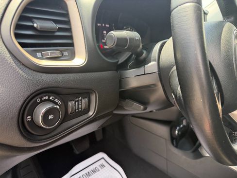 Used 2016 Jeep Renegade Latitude AWD/4WD image 19