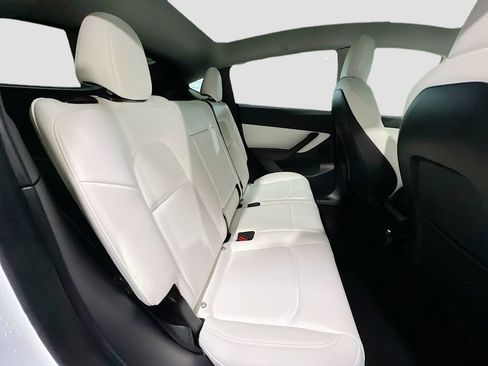 Used 2022 Tesla Model Y Long Range image 25