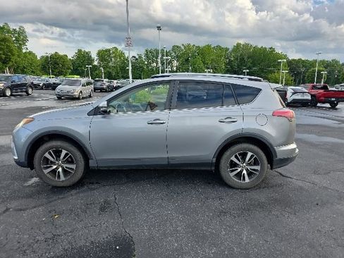 Used 2018 Toyota RAV4 XLE FWD image 2