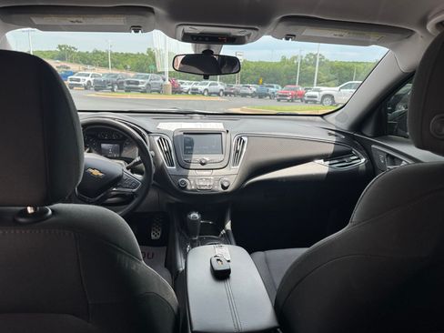 Used 2017 Chevrolet Malibu LT FWD image 7
