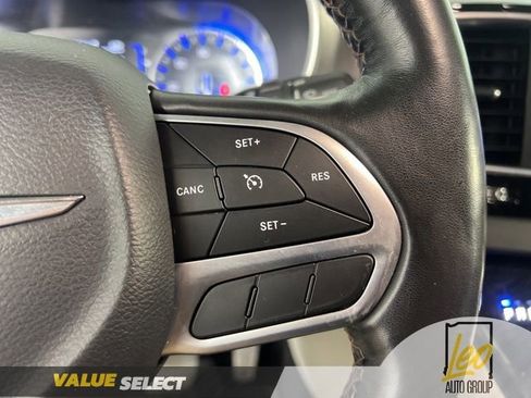 Used 2020 Chrysler Pacifica Touring-L image 18