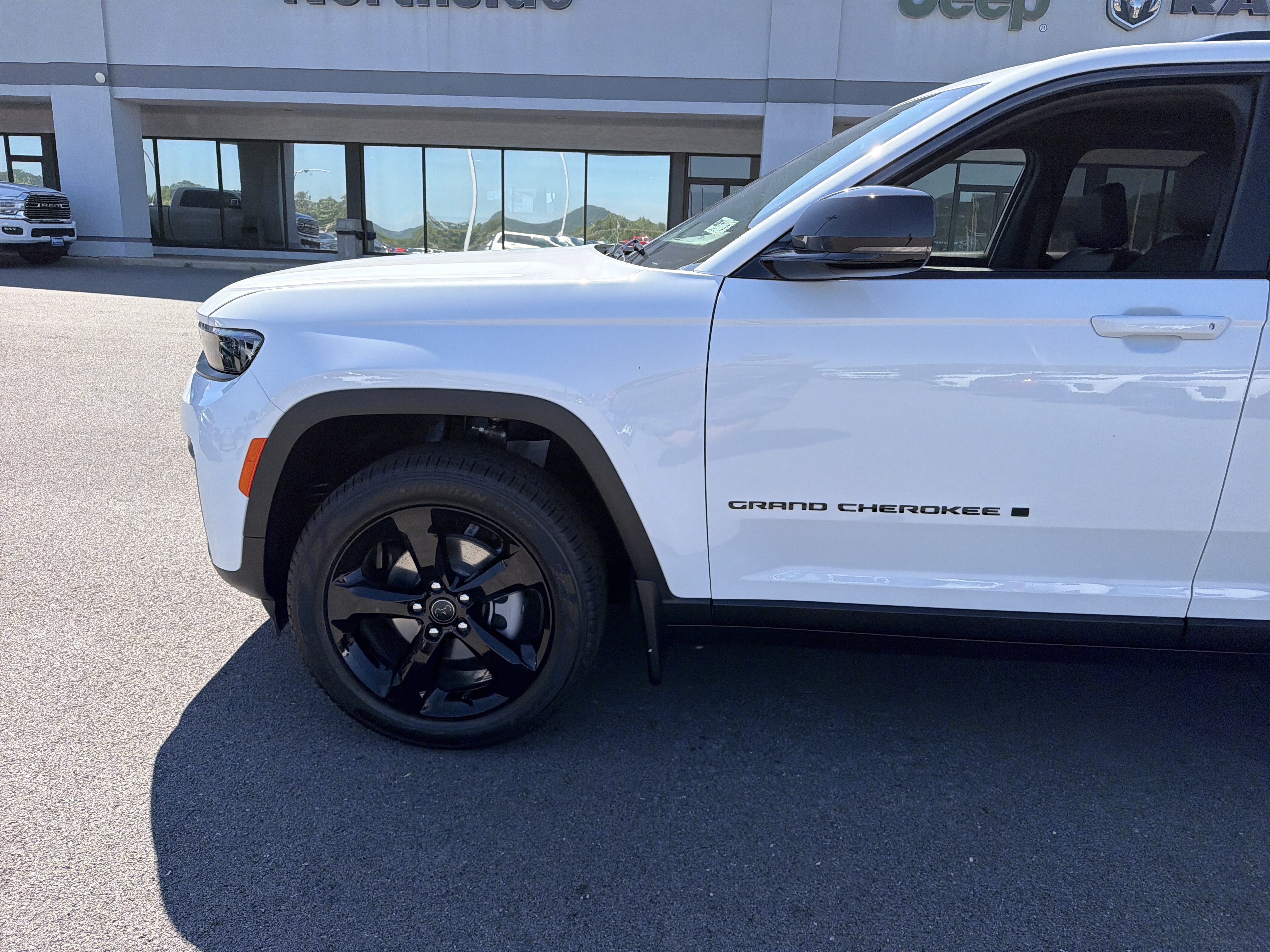 New 2027 Jeep Grand Cherokee Limited w/ Limited Altitude Package AWD/4WD image 11
