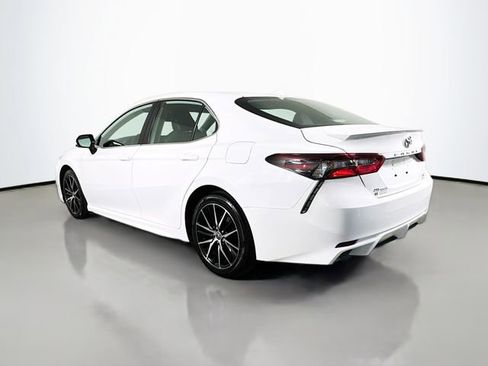 Used 2022 Toyota Camry SE w/ Cold Weather Package image 6