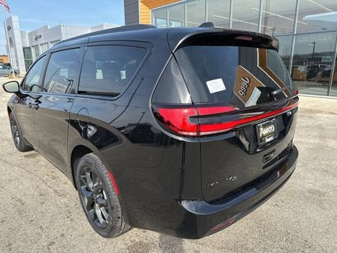 New 2026 Chrysler Pacifica Limited w/ S Appearance Package AWD/4WD image 8