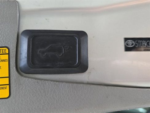 Used 2013 Toyota Highlander SE image 16