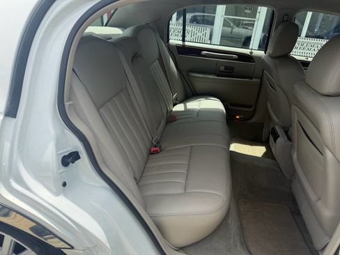 Used 2003 Lincoln Town Car Executive RWD image 13