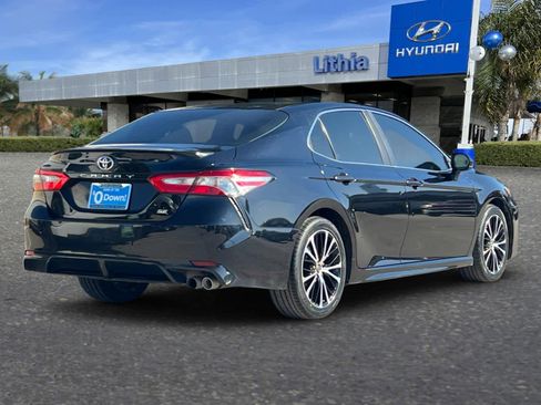 Used 2018 Toyota Camry SE w/ Moonroof Package image 3