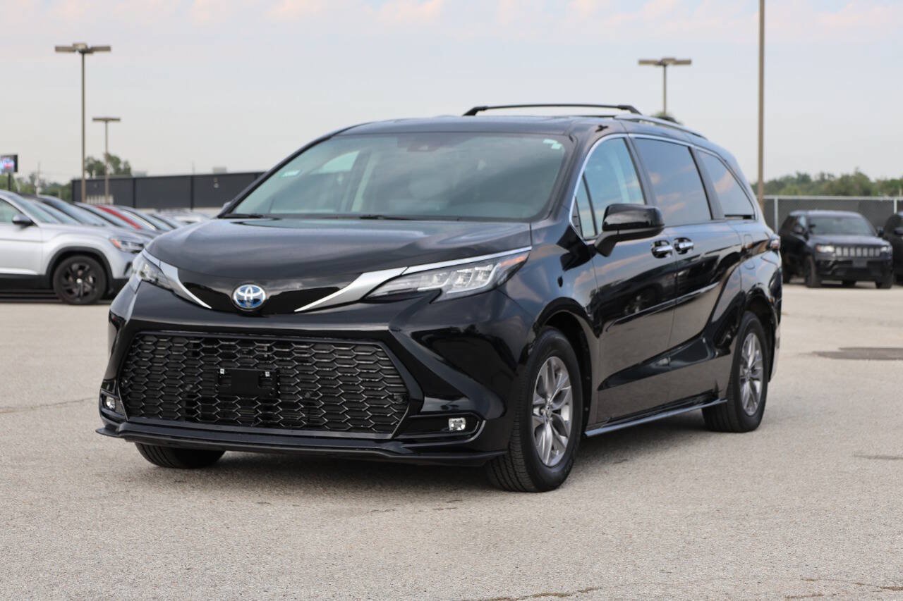 Used 2023 Toyota Sienna XLE FWD image 6
