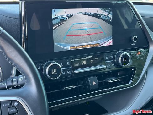 Used 2023 Toyota Highlander XLE FWD image 28