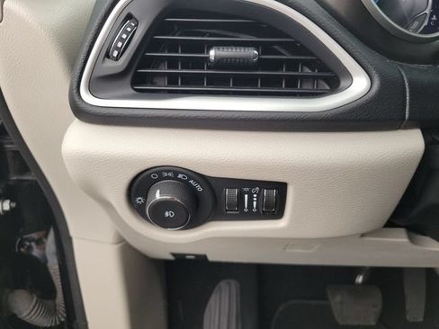 Used 2024 Chrysler Pacifica Touring-L FWD image 30