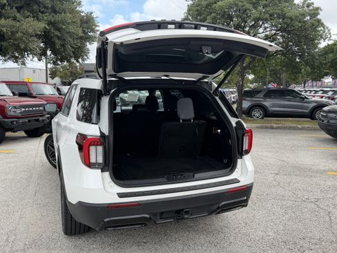 Used 2025 Ford Explorer ST-Line w/ ST-Line Street Pack AWD/4WD image 8