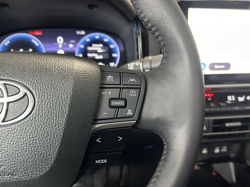 Used 2025 Toyota Camry XLE AWD/4WD image 18