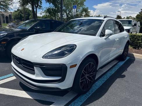 Certified 2026 Porsche Macan AWD/4WD image 1