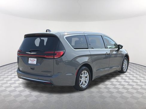 Used 2025 Chrysler Pacifica Select image 17