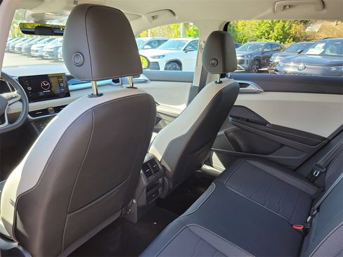 Certified 2025 Volkswagen Taos SE image 10