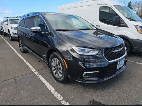 Used 2023 Chrysler Pacifica Limited w/ Uconnect Theater Family Group FWD image 3