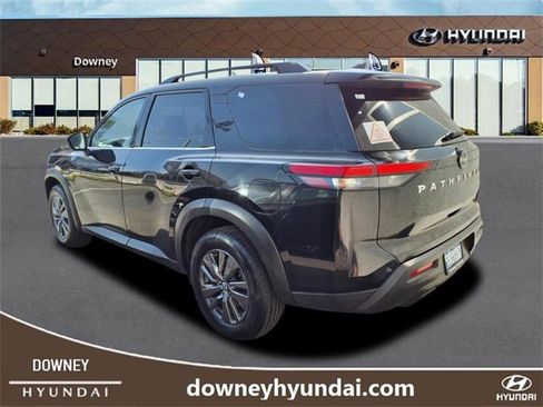 Used 2022 Nissan Pathfinder SV image 4