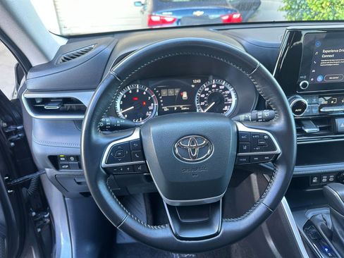 Used 2025 Toyota Highlander LE image 29