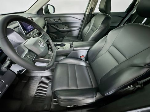 Used 2025 Nissan Rogue SV w/ SV Premium Package image 13