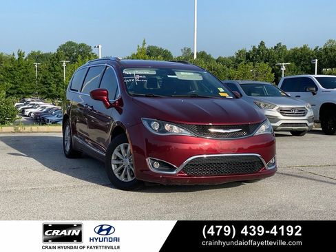 Used 2019 Chrysler Pacifica Touring-L FWD image 1