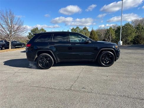 Used 2019 Jeep Grand Cherokee Laredo image 3