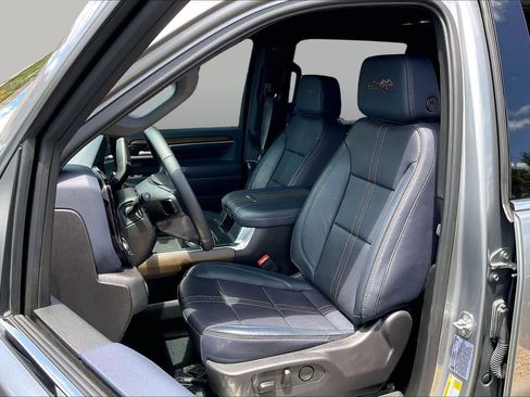 Used 2025 Chevrolet Silverado 2500 High Country w/ Technology Package AWD/4WD image 8