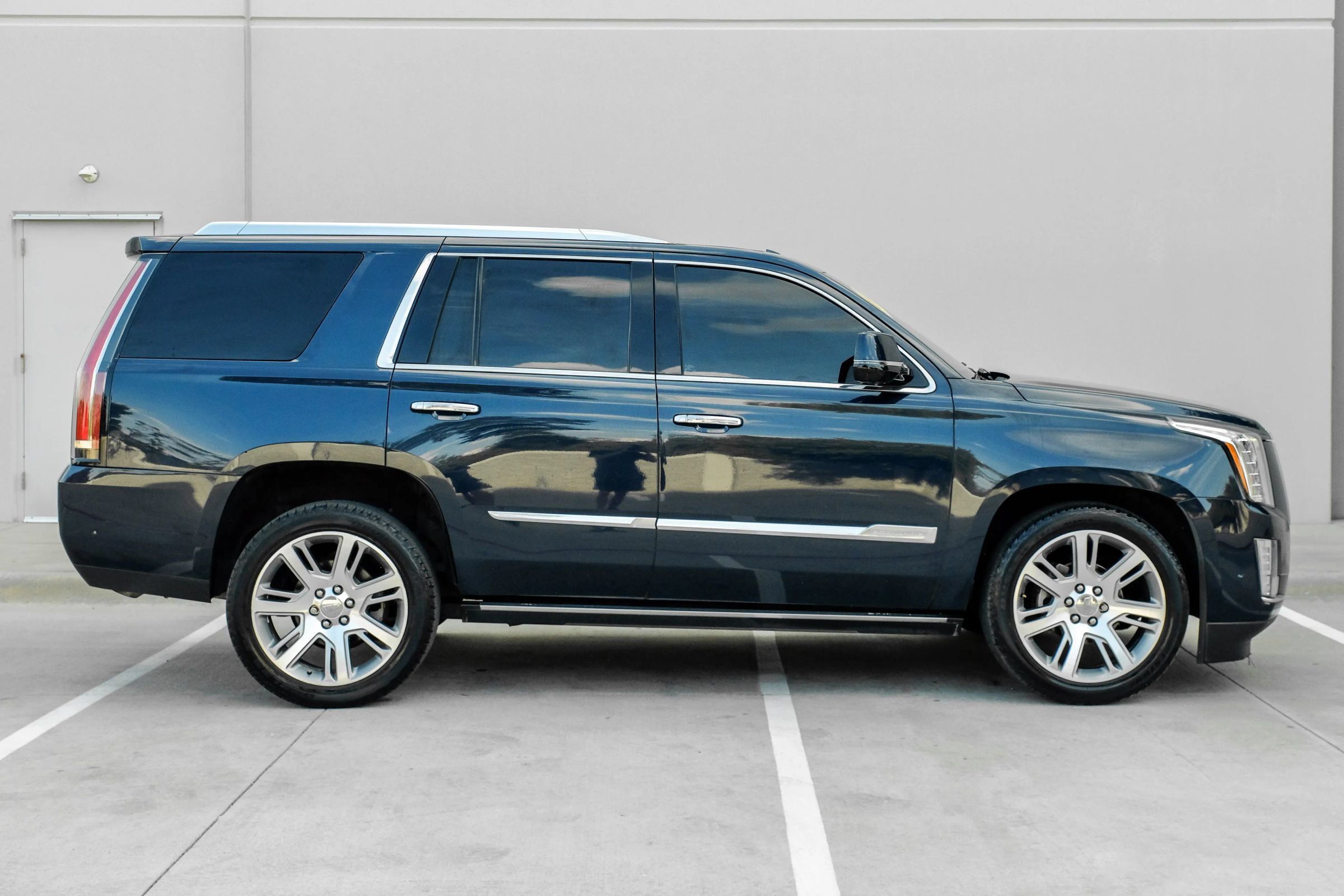 Used 2017 Cadillac Escalade Premium Luxury AWD/4WD image 10