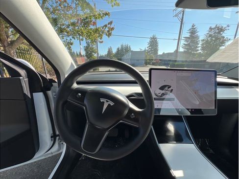 Used 2020 Tesla Model Y Long Range image 8