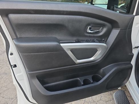Used 2016 Nissan Titan SV image 8