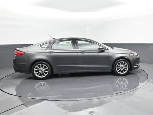 Certified 2017 Ford Fusion SE FWD image 4