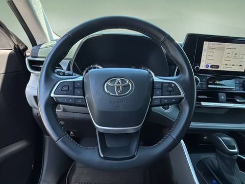 Used 2024 Toyota Highlander LE FWD image 12