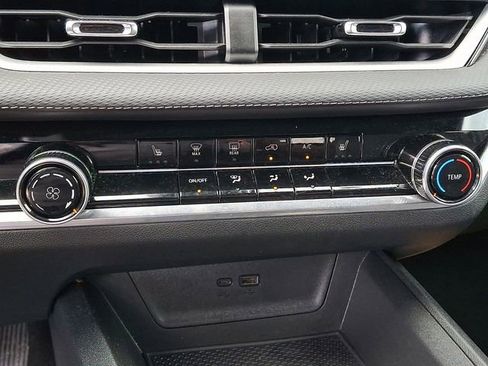 Used 2025 Chevrolet Equinox LT FWD image 11