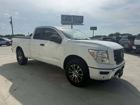 Used 2022 Nissan Titan SV AWD/4WD image 7
