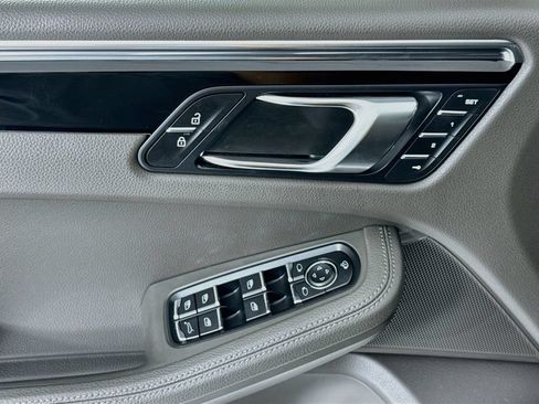 Certified 2025 Porsche Macan AWD/4WD image 11
