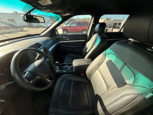 Used 2016 Ford Explorer XLT w/ Equipment Group 202A image 10