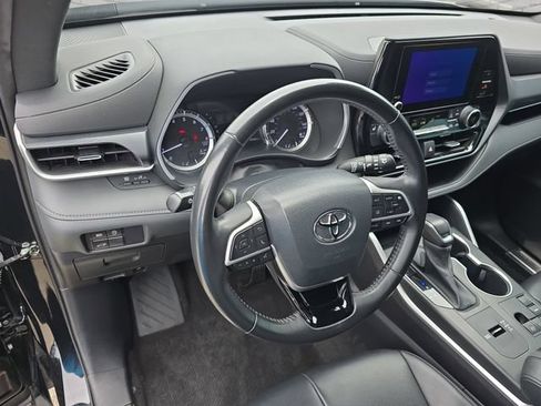 Used 2023 Toyota Highlander XSE FWD image 17