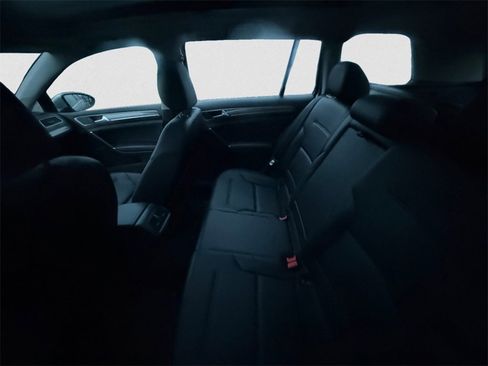 Used 2017 Volkswagen Golf Alltrack image 10