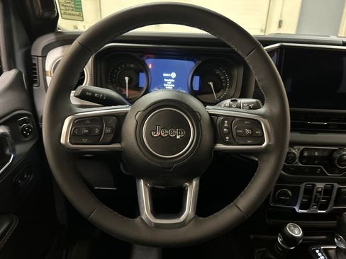 Used 2025 Jeep Wrangler Unlimited Sahara AWD/4WD image 22
